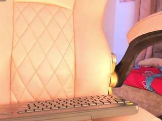 mia-royal Live Webcam on CamSoda