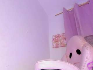 mia-royal Live Webcam on CamSoda