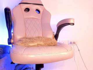 mia-royal Live Webcam on CamSoda