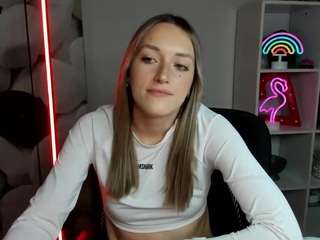 evelynblond webcam model