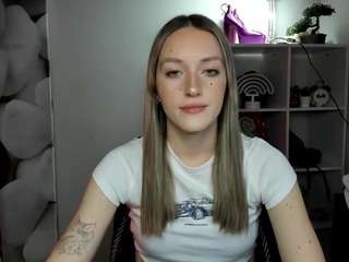evelynblond webcam model