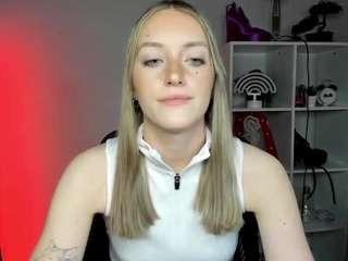 evelynblond's CamSoda show and profile
