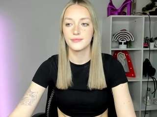 evelynblond's CamSoda show and profile