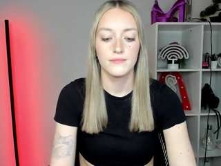 evelynblond's CamSoda show and profile