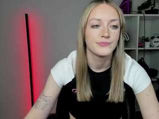 evelynblond Live Webcam on CamSoda