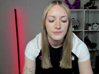 evelynblond Live Webcam on CamSoda