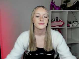 Live webcam model evelynblond on Soda Cams