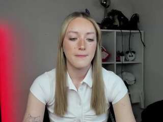 evelynblond's CamSoda show and profile