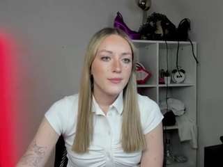 evelynblond's CamSoda show and profile