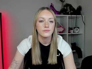 evelynblond's CamSoda show and profile