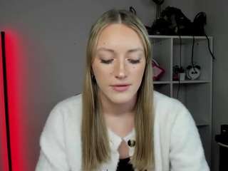 evelynblond's CamSoda show and profile