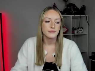 evelynblond's CamSoda show and profile