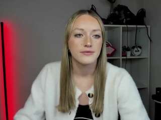 evelynblond's CamSoda show and profile