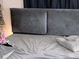 Live webcam model henriettadichiara on Soda Cams