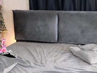 Live webcam model henriettadichiara on Soda Cams