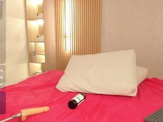 reshi-hevss, female webcam model,  years old, on live webcam