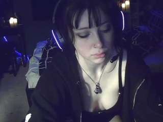 kissmewetwillow Raven hair live webcam