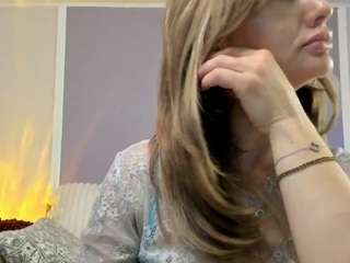Questo modello è in diretta ora. monika-peach2