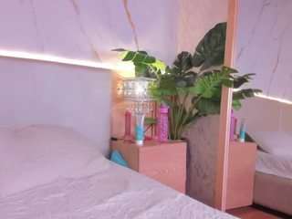 Live webcam model april-grey on Soda Cams