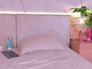 Live webcam model april-grey on Soda Cams