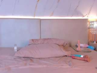 Live webcam model april-grey on Soda Cams