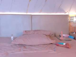 Live webcam model april-grey on Soda Cams