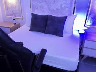 Live webcam model coral-rosse on Soda Cams