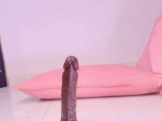 sharlott-t's CamSoda show and profile