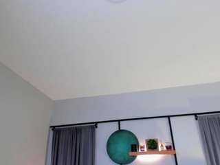 viky-petitee live cam profile