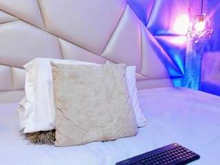 laurettedela-rou... Live Webcam on CamSoda