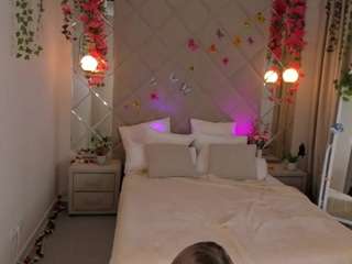 Live Sex Chat with roxy-vibe (@roxy-vibe)