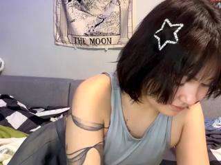 yvonemiquelon Live Webcam on CamSoda