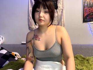 yvonemiquelon Live Webcam on CamSoda