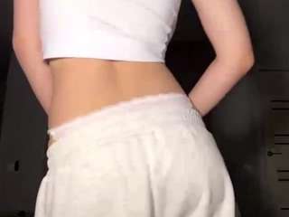 Live webcam model karmaalmand on Soda Cams