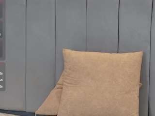 Live webcam model kyna-moore1 on Soda Cams