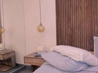 mariamore's CamSoda show and profile