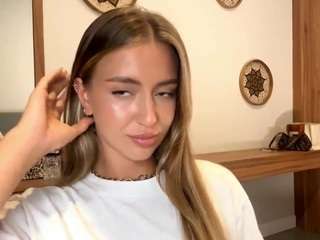 Live webcam model idaroeber on Soda Cams