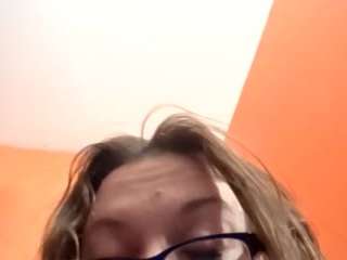 Live webcam model lpounder on Soda Cams