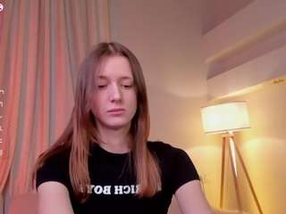 sweetveee, female webcam model,  years old, on live webcam