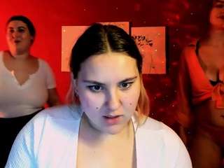 dina-bloom's CamSoda show and profile