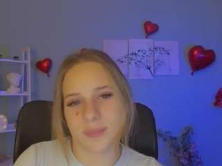 dina-bloom's CamSoda show and profile