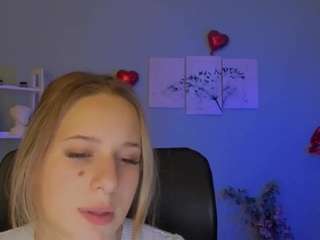 dina-bloom's CamSoda show and profile