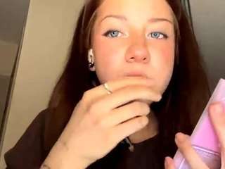 Live webcam model lunahall on Soda Cams