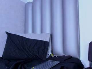 Live webcam model pitufa-23 on Soda Cams