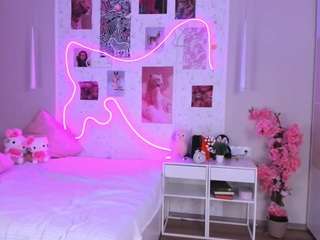 elara-vee's CamSoda show and profile