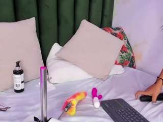 isa-valverde Live Webcam on CamSoda