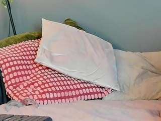 kira-exe's CamSoda show and profile