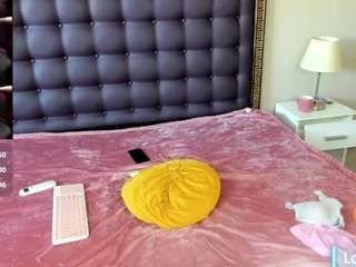 Live webcam model petite-bella on Soda Cams