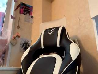 Live webcam model katelyall on Soda Cams