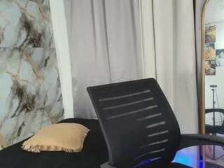 aisha-brunette18 live webcam on Soda Cams